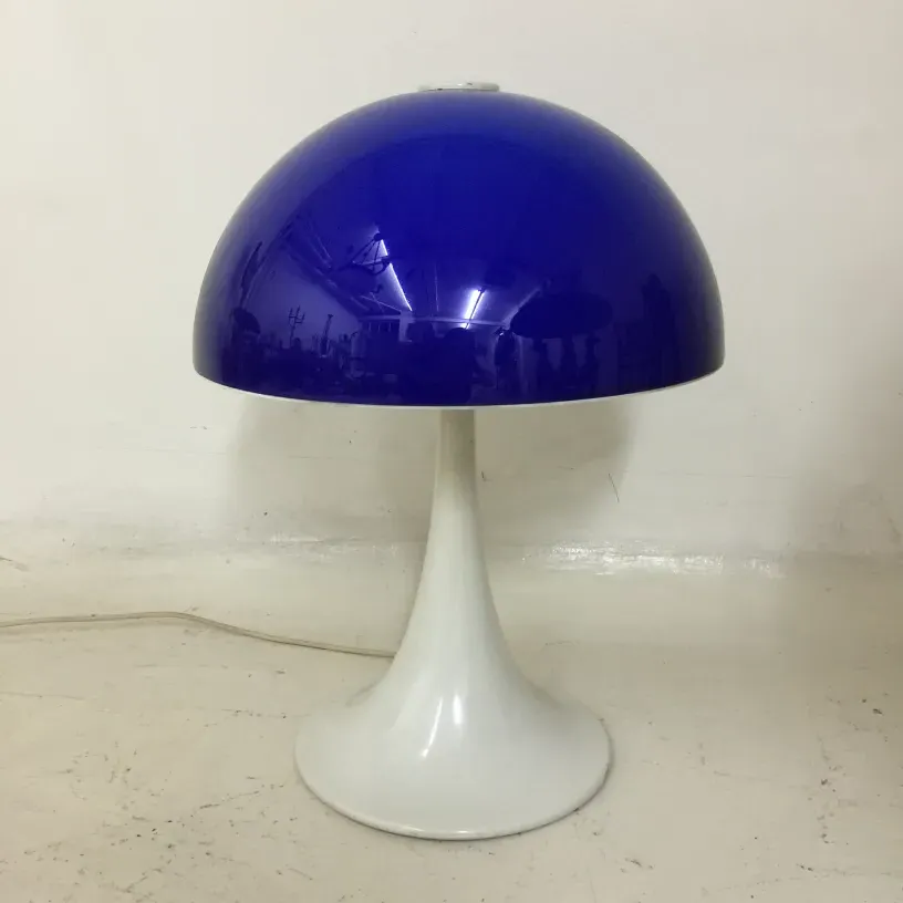 Luminária de mesa antiga com cúpula azul e base branca