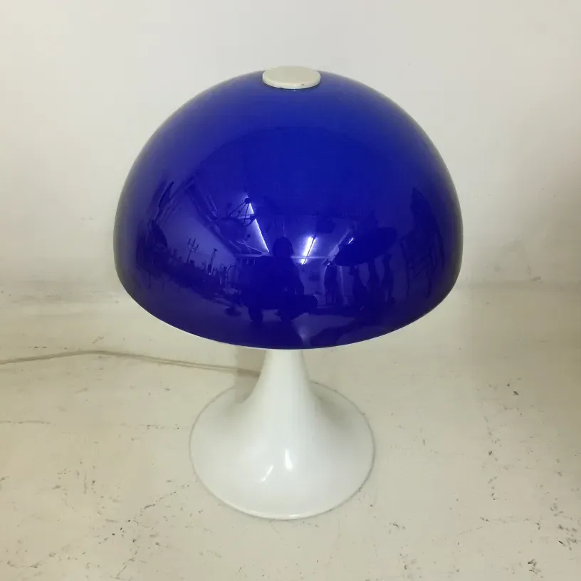 Luminária de mesa antiga azul com base branca e design único