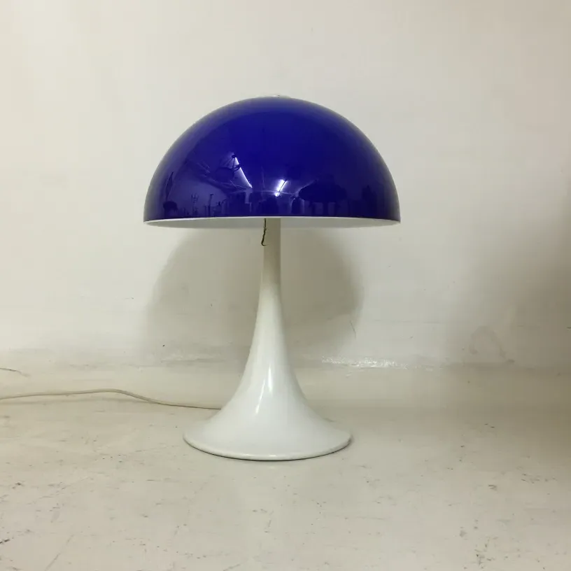 Luminária de mesa antiga com cúpula azul e base branca, perfeita para decoração.