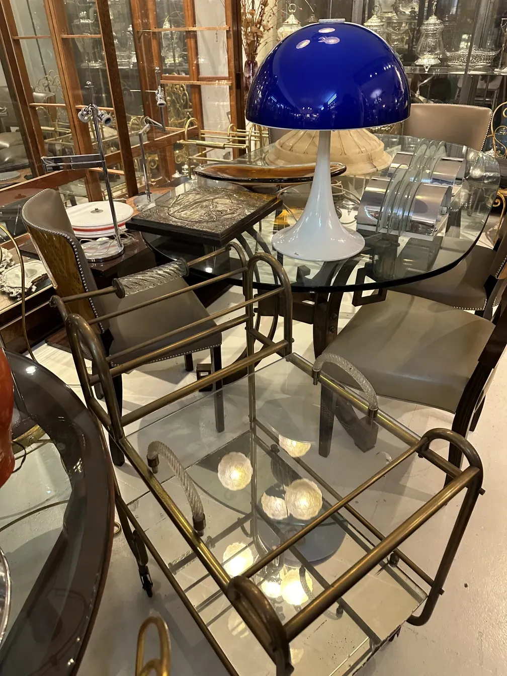 Luminária de mesa antiga de vidro azul em uma mesa