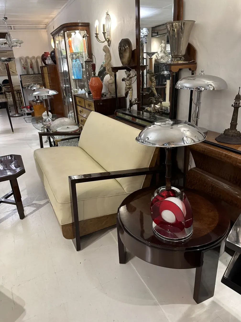 luminária de mesa antiga elegante em ambiente decorado vintage