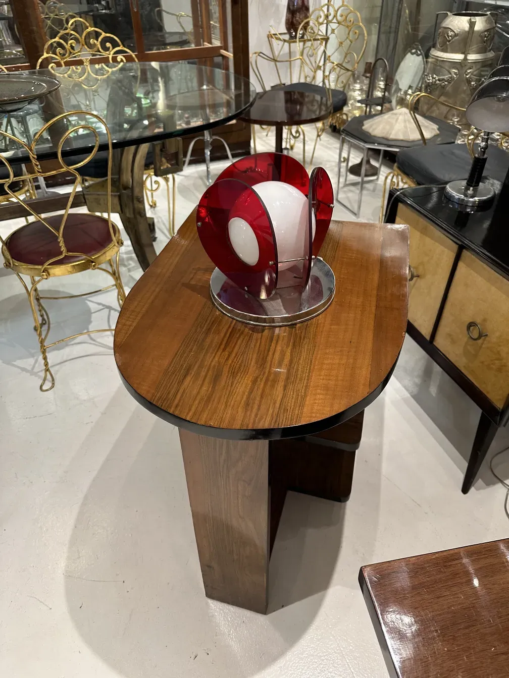 luminária de mesa antiga com base vermelho e forma redonda, em um ambiente elegante