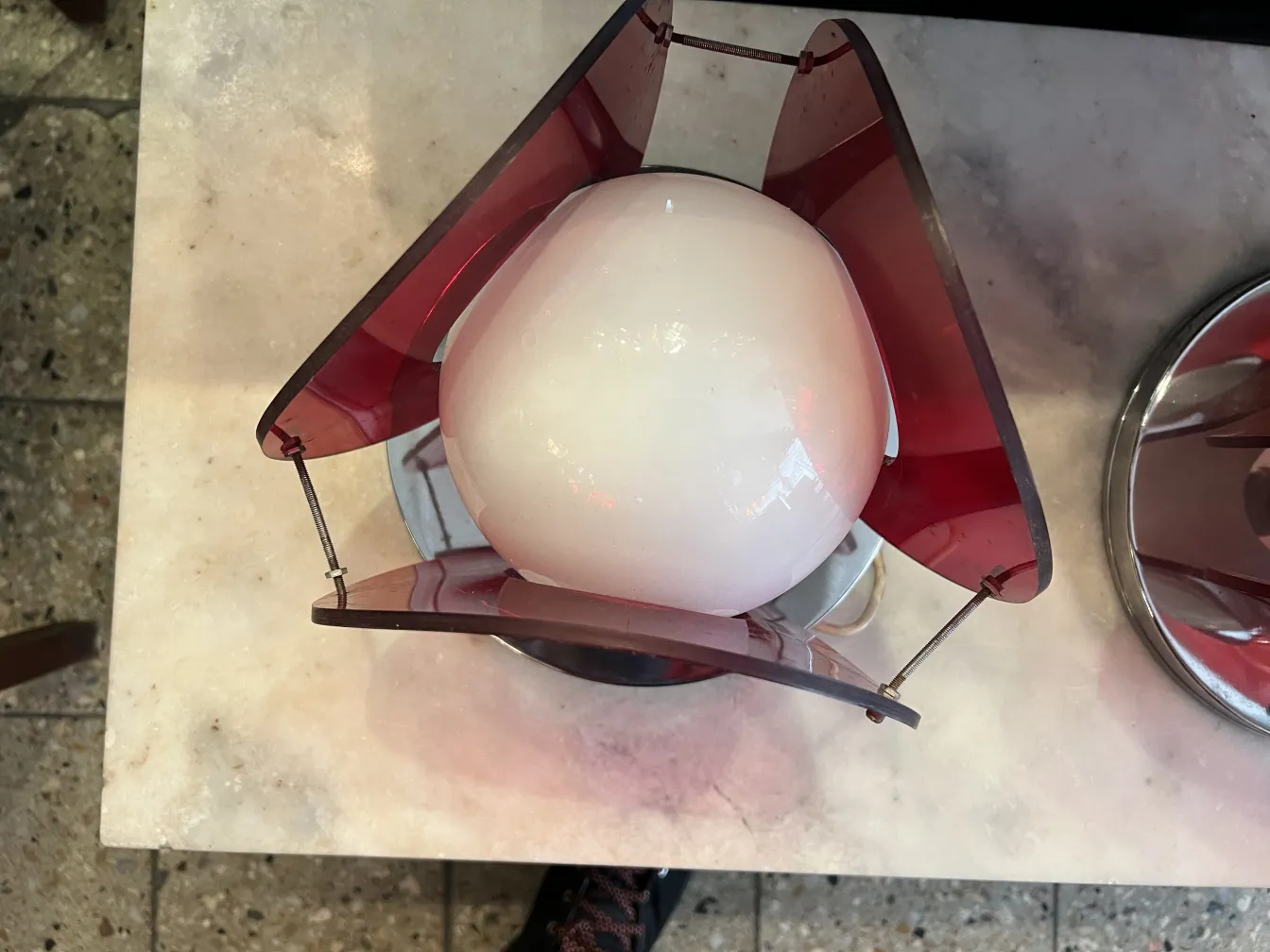 Luminária de mesa antiga com luz esférica, ambiente acolhedor