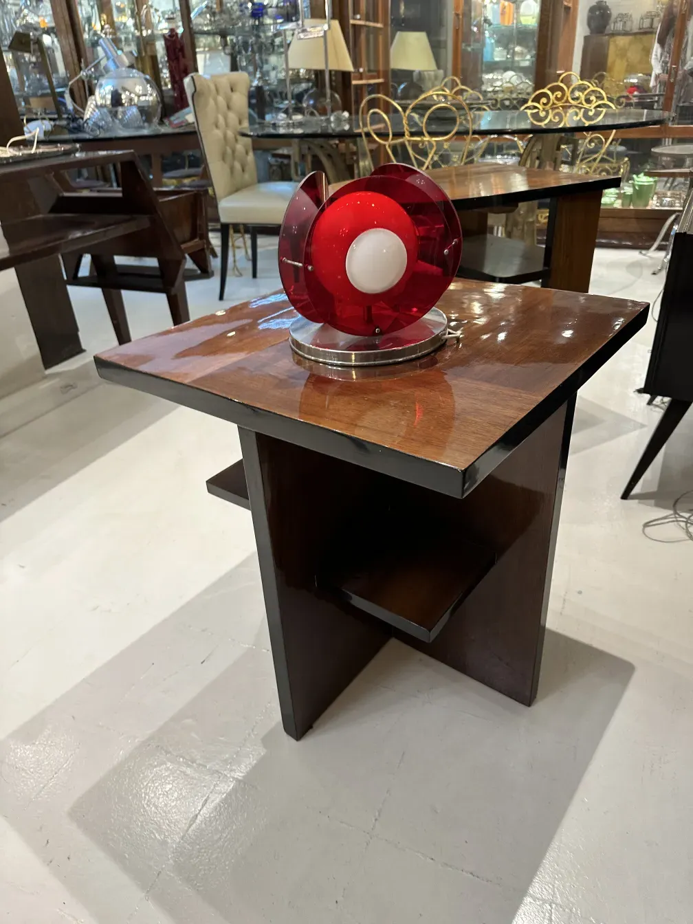 Antiga luminária de mesa vermelha com design atraente em ambiente decorativo.