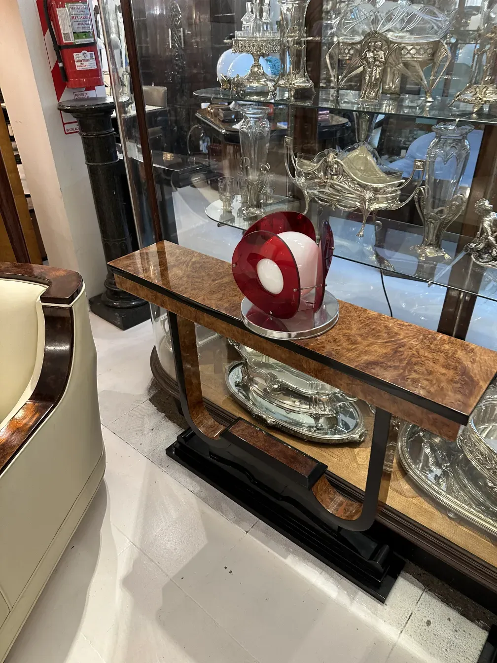 Luminária de mesa antiga com luz em ambiente elegante.