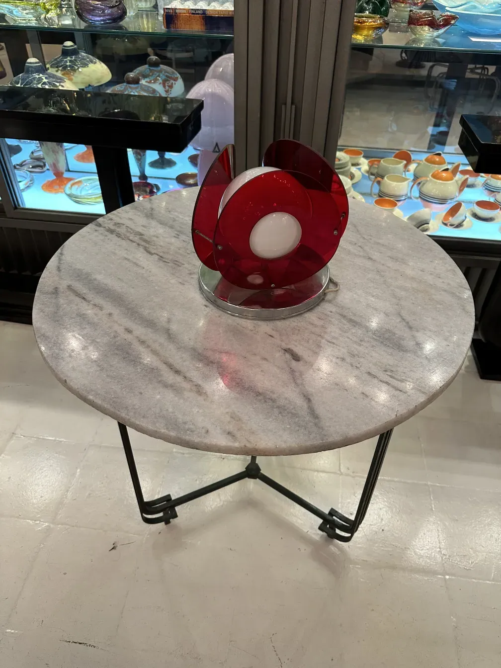 Uma luminária de mesa antiga com design decorativo e luz