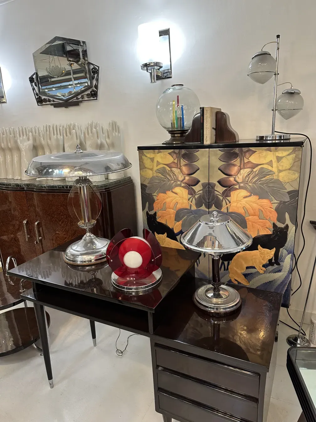 antiga luminária de mesa com base brilhante em decoração contemporânea