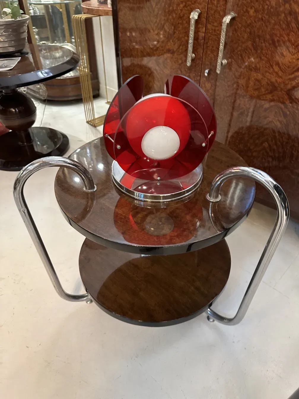 Luminária de mesa antiga em forma de flor vermelha com base transparente