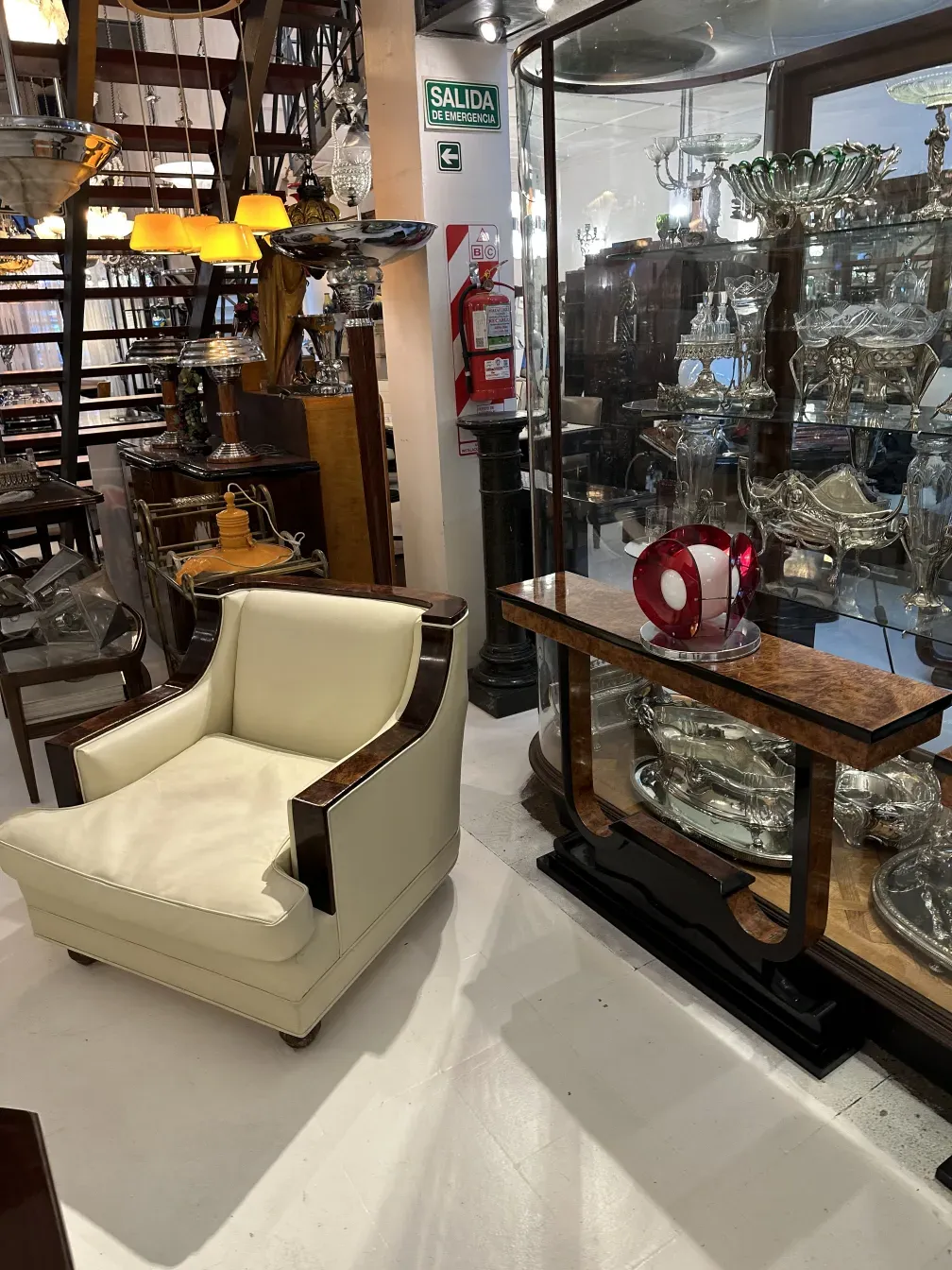 luminaria de mesa antiga com design elegante, cercada por acessórios