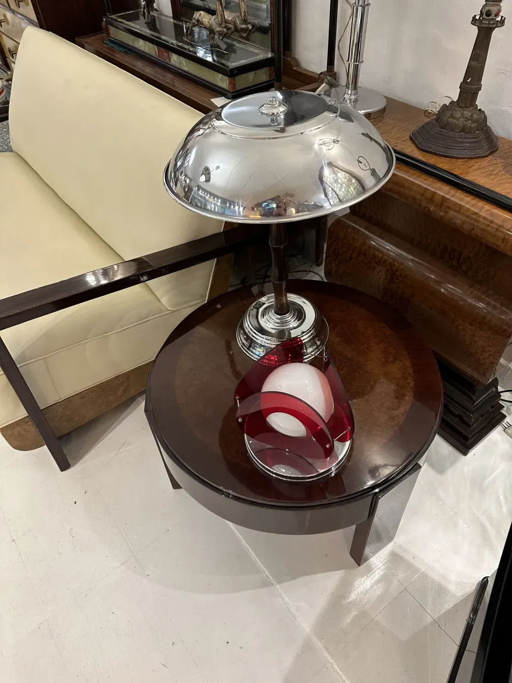 luminária de mesa antiga com um design elegante e sombra vermelha, em um ambiente aconchegante