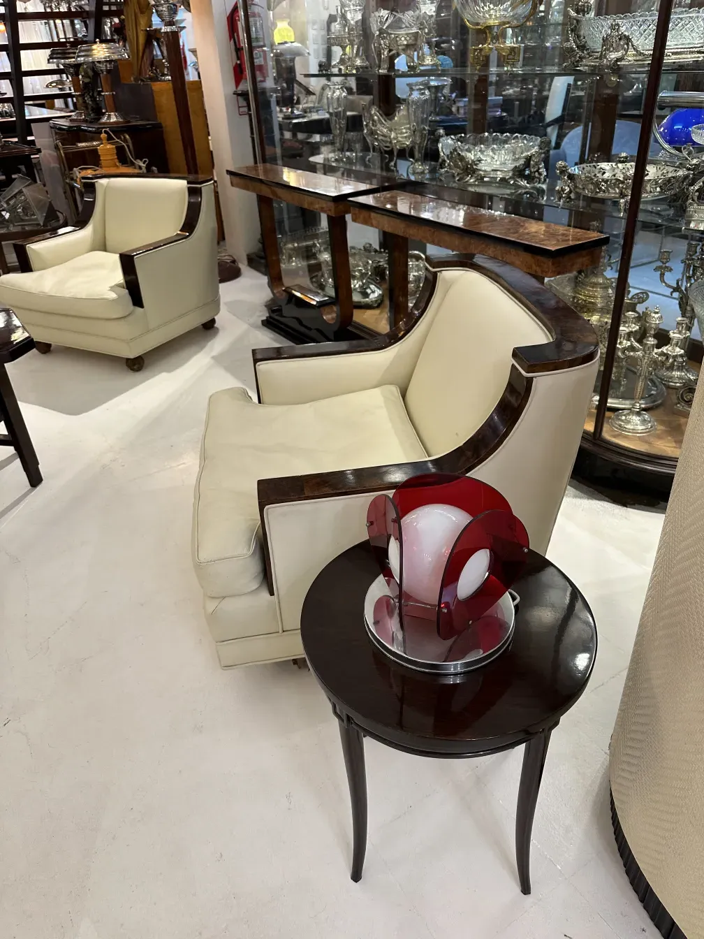 luminária antiga de mesa sobre mesa de madeira em ambiente elegante