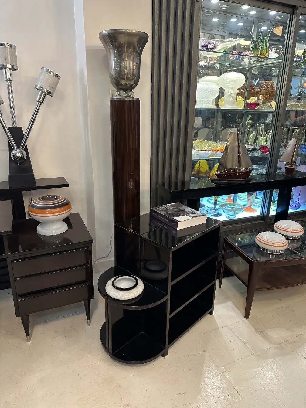 luminária de mesa antiga com design elegante e detalhes decorativos, cercada por outros itens vintage