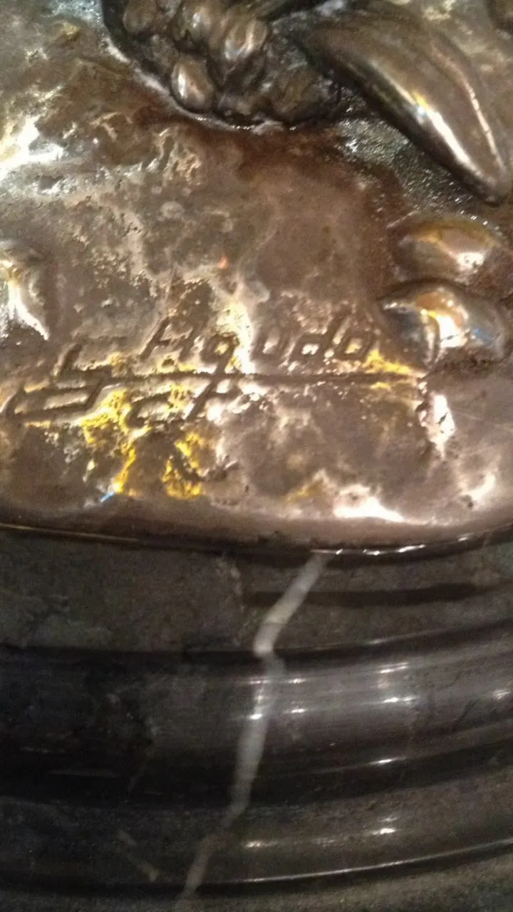 luminária de mesa antiga Figudo com design intrincado em um ambiente elegante.