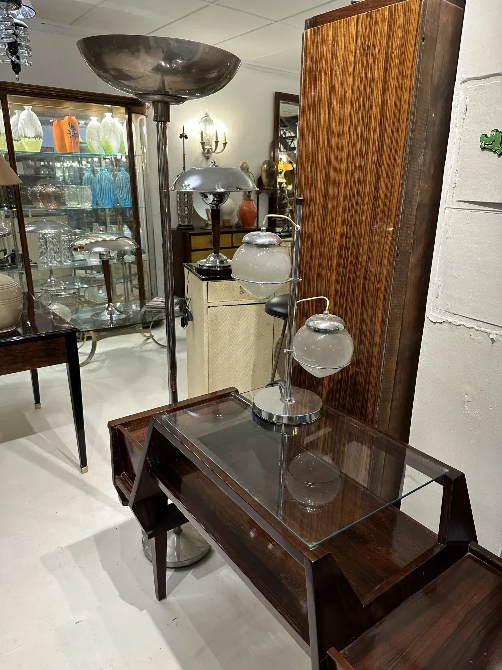 luminaria de mesa antiga com base e sombra elegantes, atmosfera suave, decoração estilosa