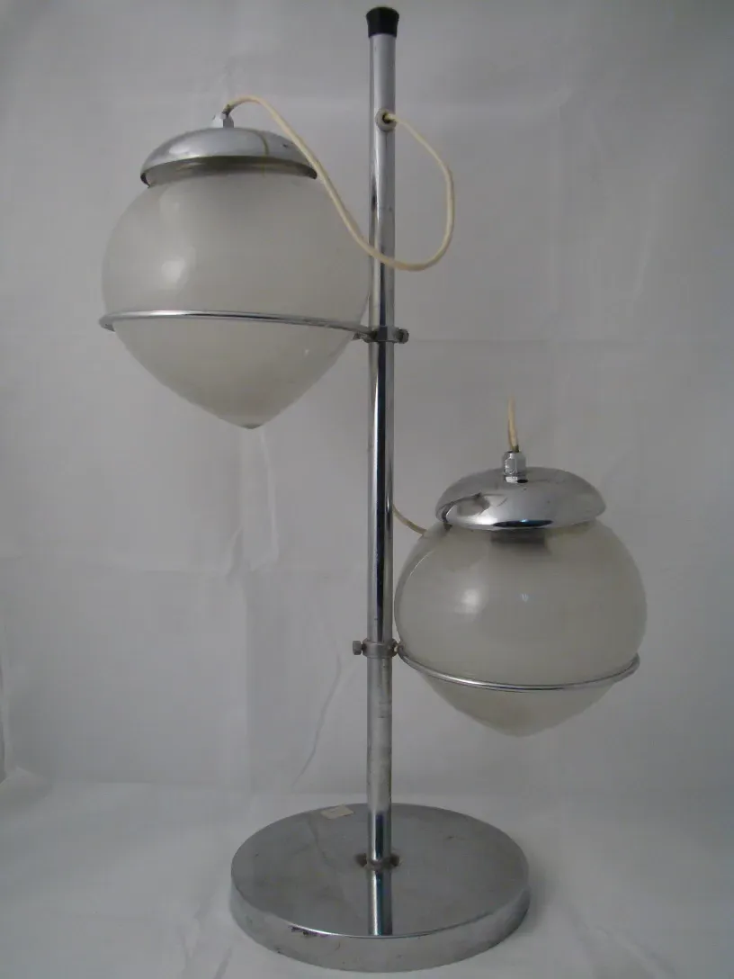 antiga luminária de mesa com design esférico, ambiente neutro