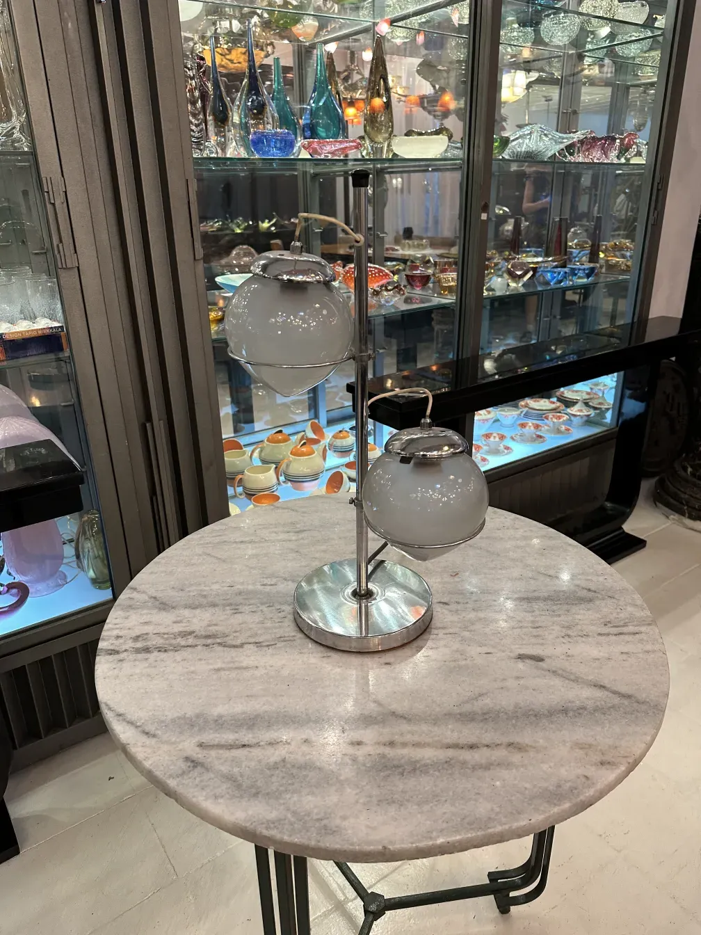 Luminária de mesa antiga com design elegante e luzes múltiplas.