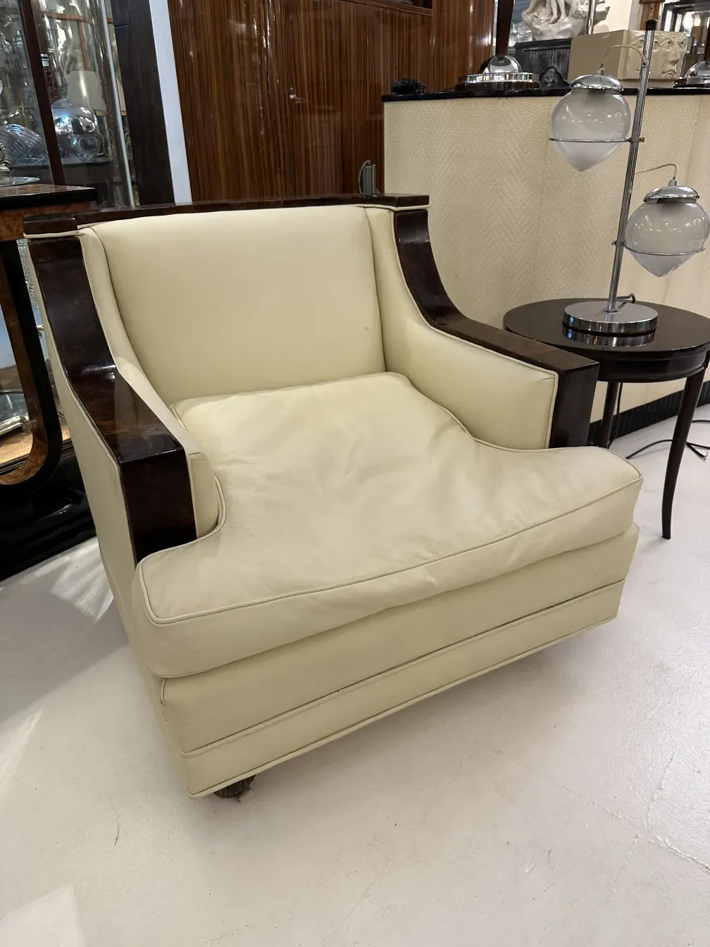 luminária de mesa antiga com base decorativa em ambiente elegante