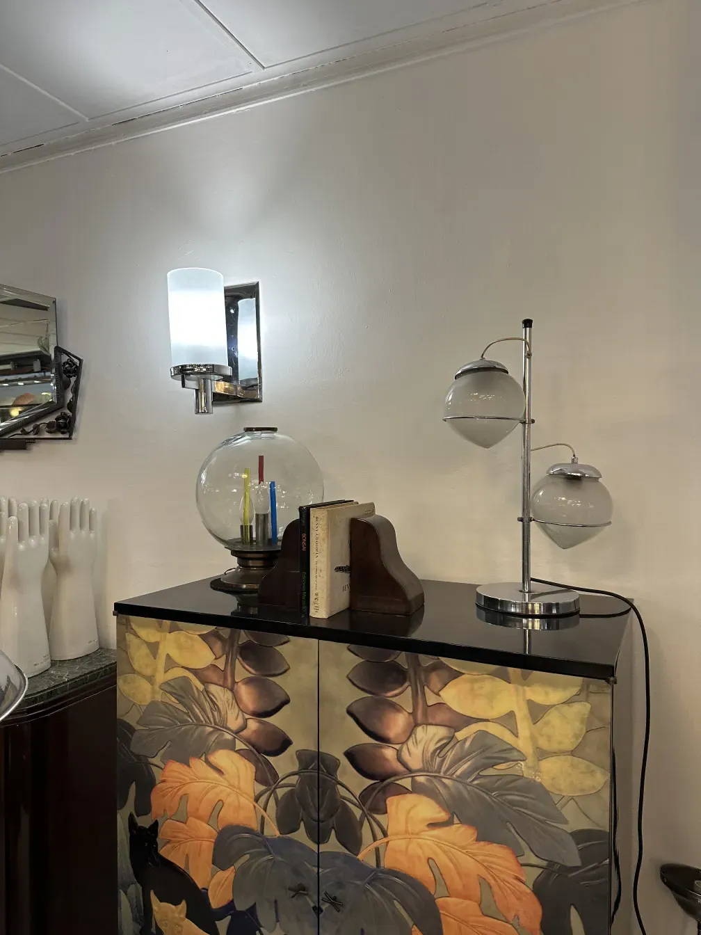 Antiga luminária de mesa com duas esferas de luz e fundo floral