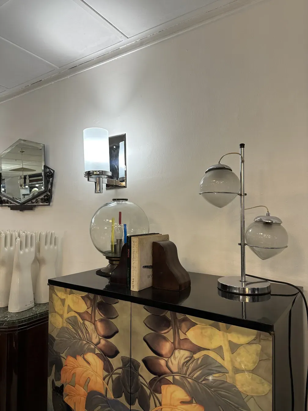 Luminária de mesa antiga com luz brilhante e detalhes decorativos em um ambiente elegante.