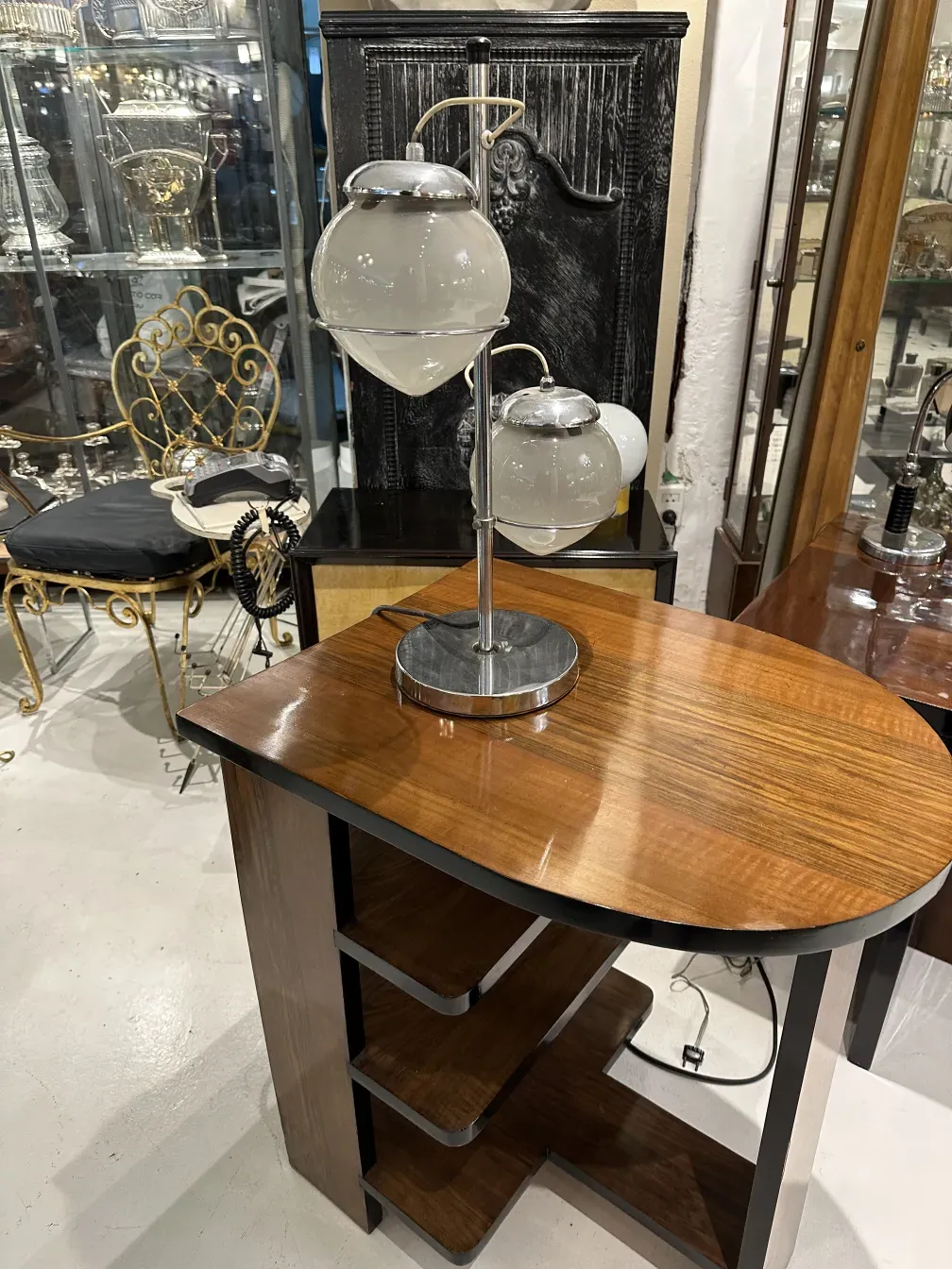 luminaria de mesa antiga com base metálica e dois abajures