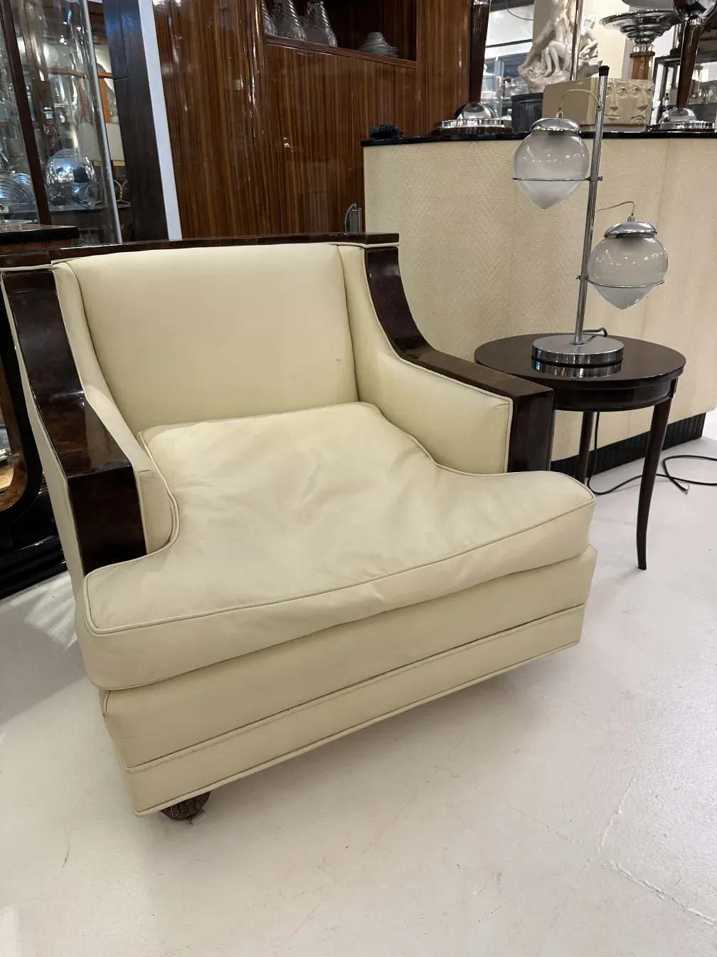 Luminária de mesa antiga com duas luzes em ambiente elegante