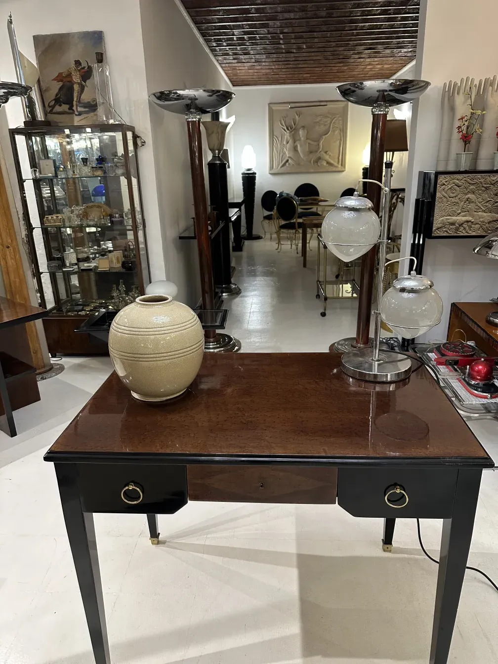 luminaria de mesa antiga com base elegante e detalhes finos