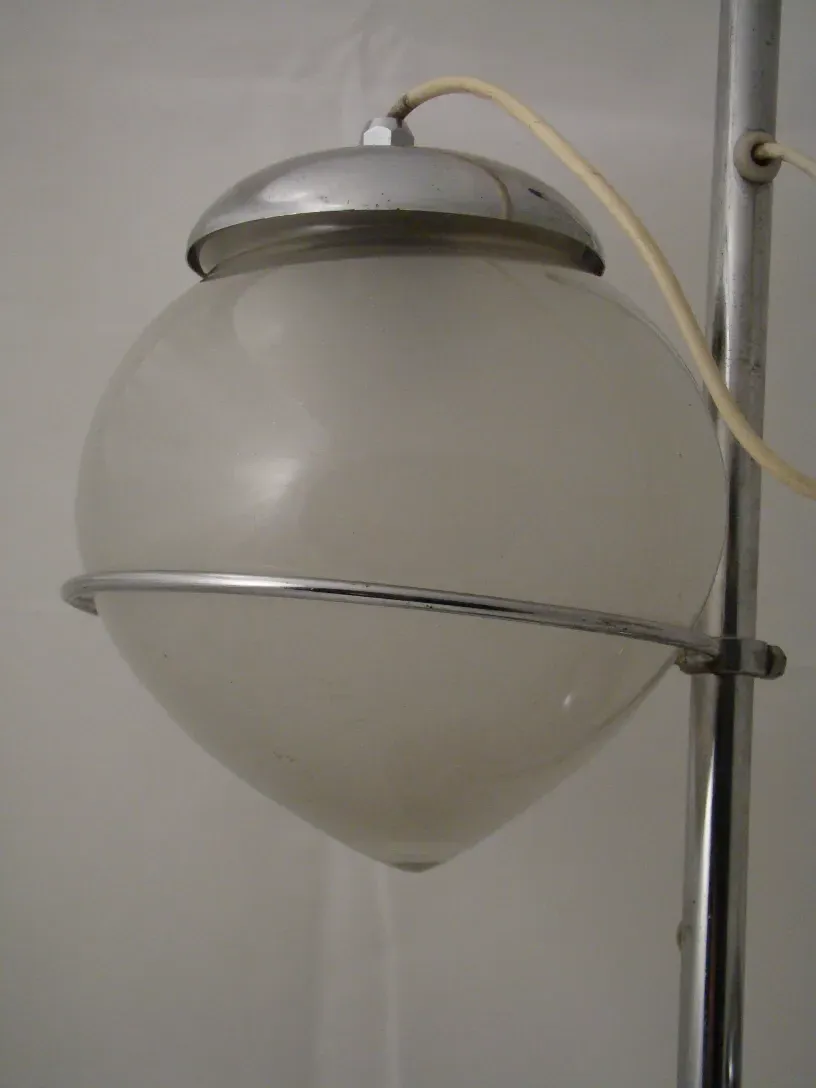 luminaria de mesa antiga com forma esférica e cabo visível