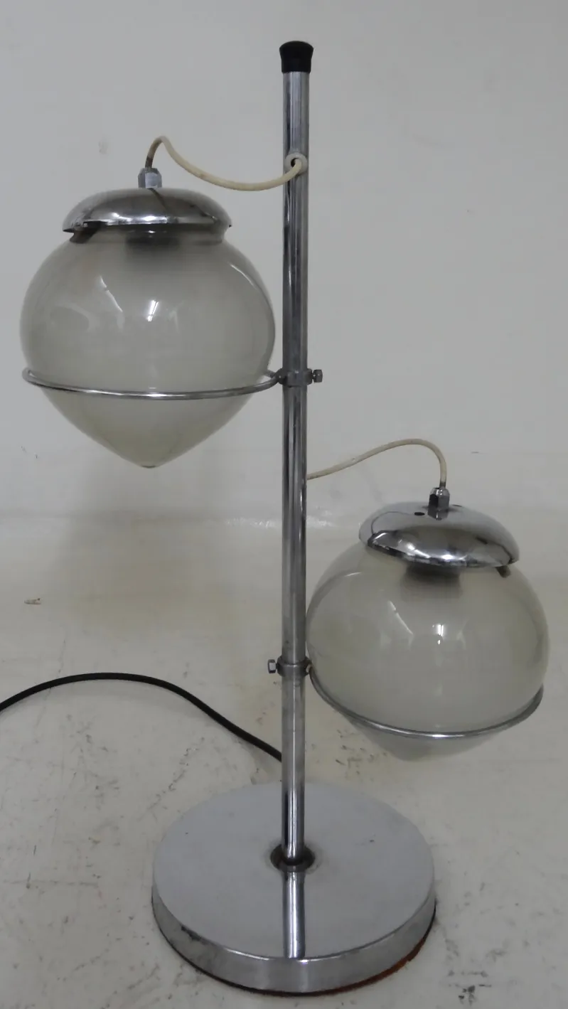 Luminária de mesa antiga com duas esferas de vidro em uma base metálica, decoração elegante para qualquer ambiente