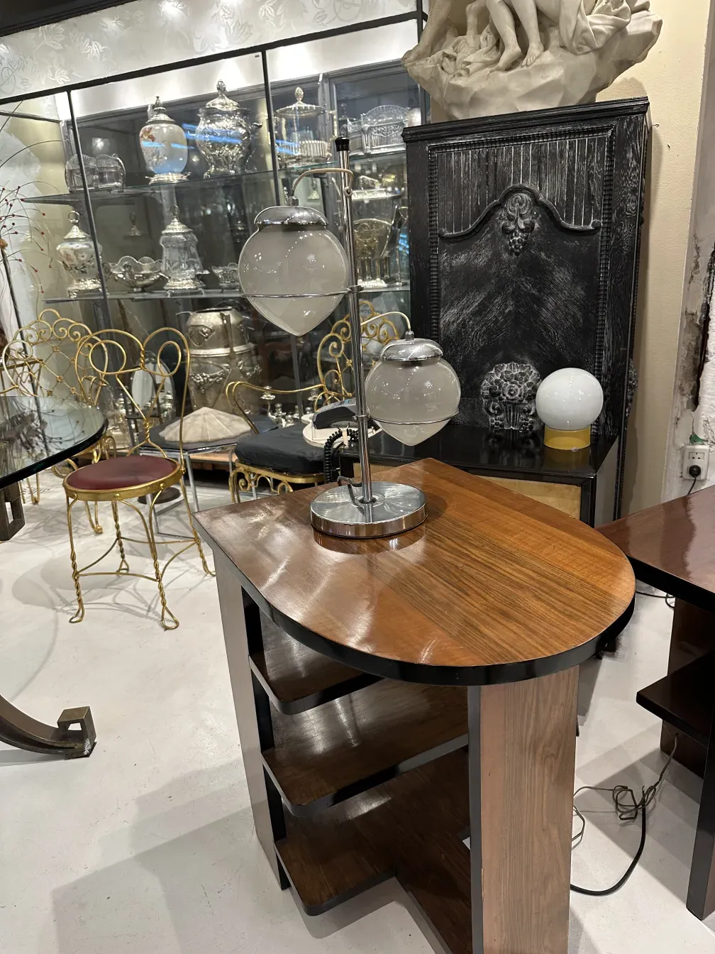 Luminária de mesa antiga com esferas brancas e exibição elegante.