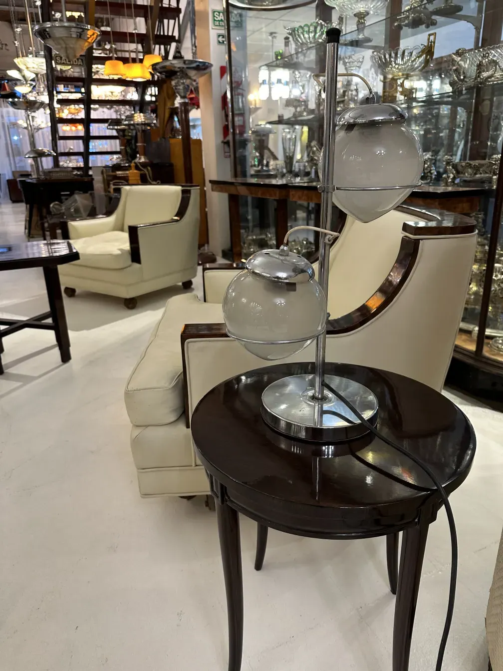 Luminária de mesa antiga com duas luzes em um ambiente elegante