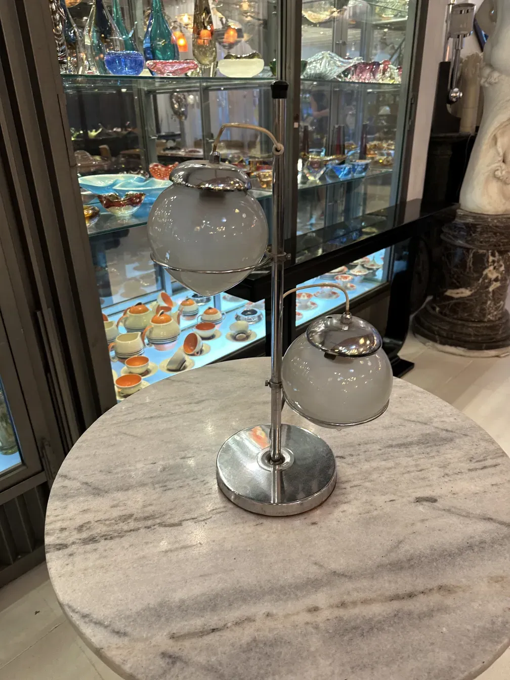 luminária de mesa antiga com duas cúpulas brancas em um ambiente elegante