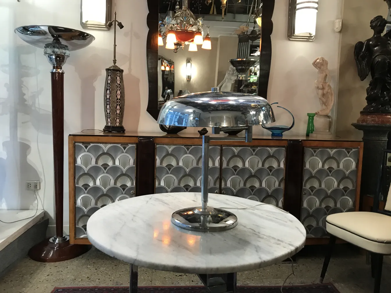 Luminária de mesa antiga brilhante em mesa redonda com fundo decorativo