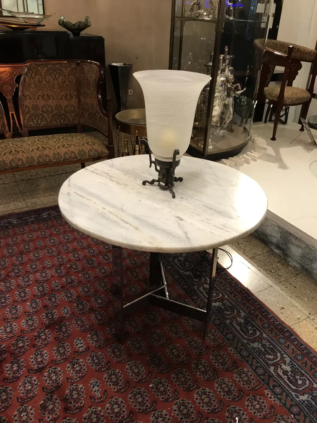 Luminária de mesa antiga com design clássico, em um fundo decorativo.