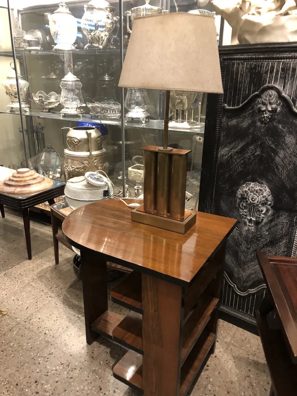 luminaria de mesa antiga com cúpula clara em um ambiente elegante com antiguidades