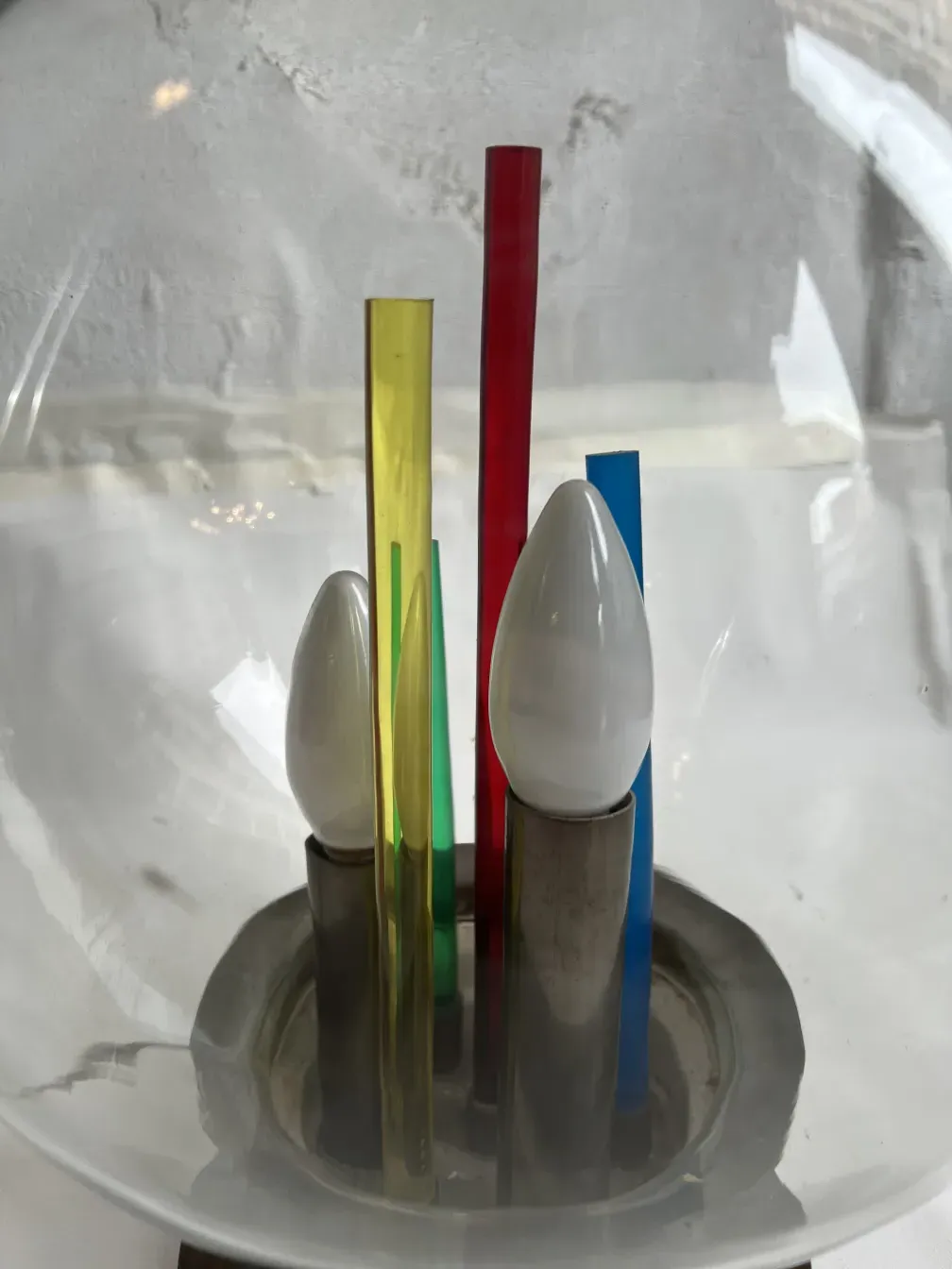 luminária de mesa antiga com luzes coloridas e design moderno