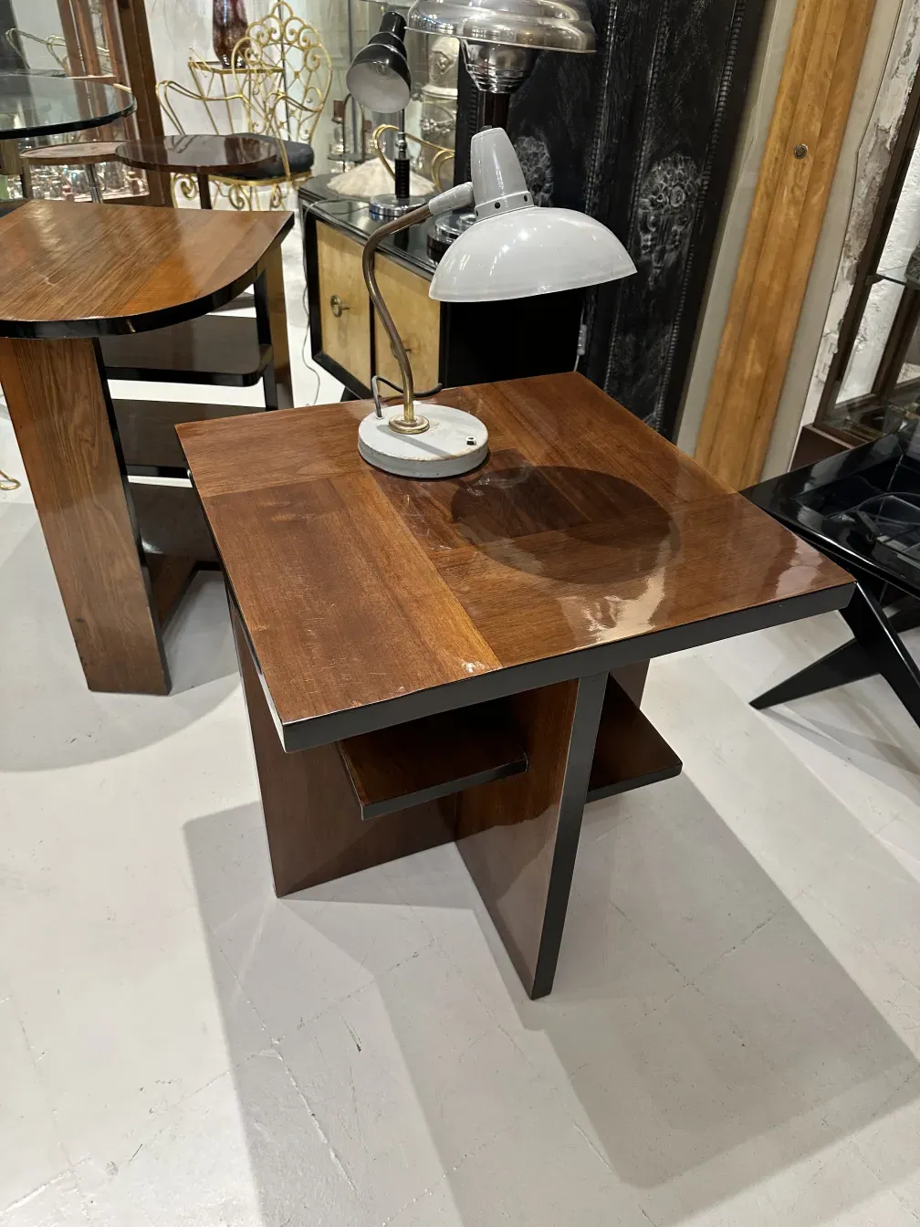 luminária de mesa antiga com luz branca em ambiente elegante