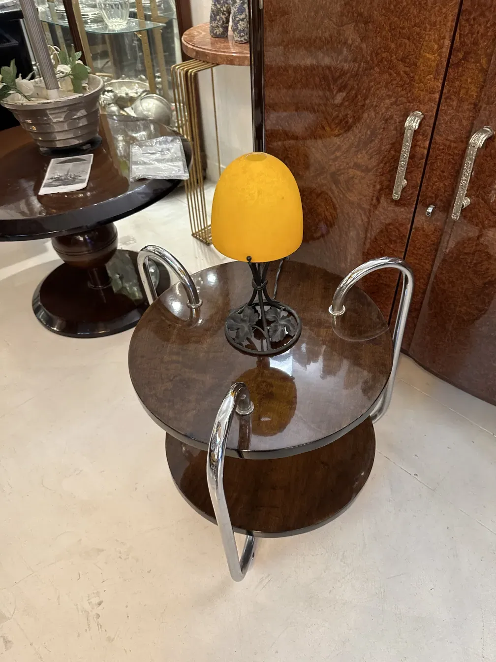 Luminária de mesa antiga com luz amarela, ambiente aconchegante.