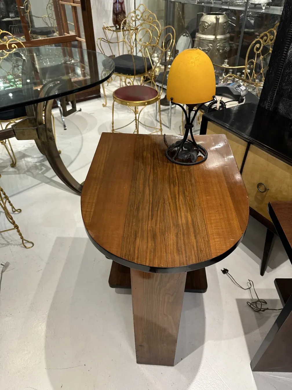 Antiga luminária de mesa com abajur redondo amarelo sobre mesa de madeira