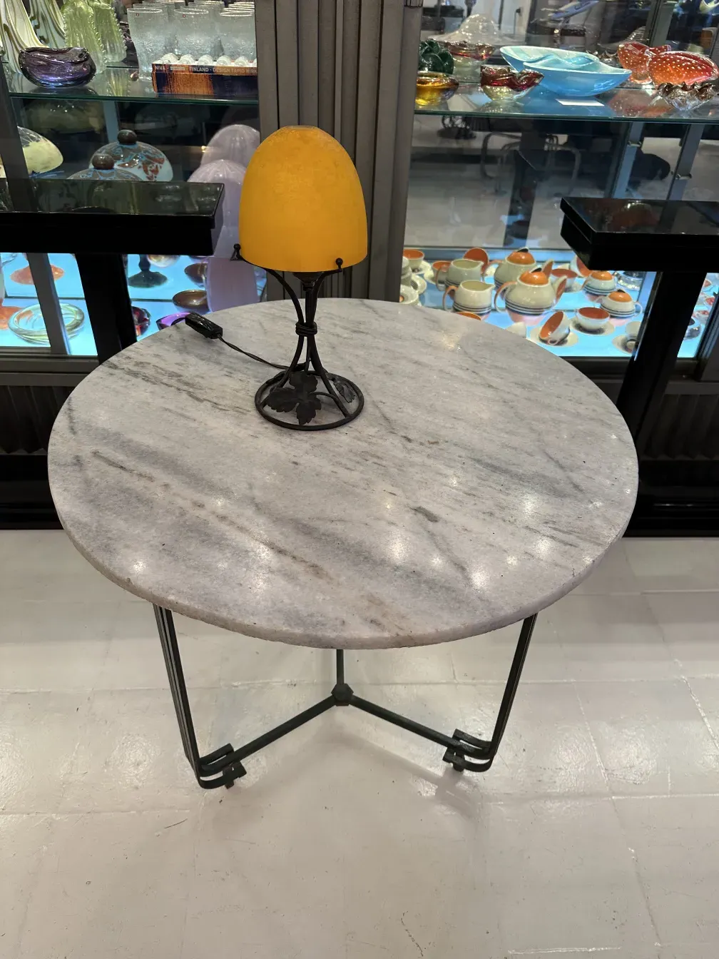 luminária de mesa antiga com abajur amarelo, decorativa