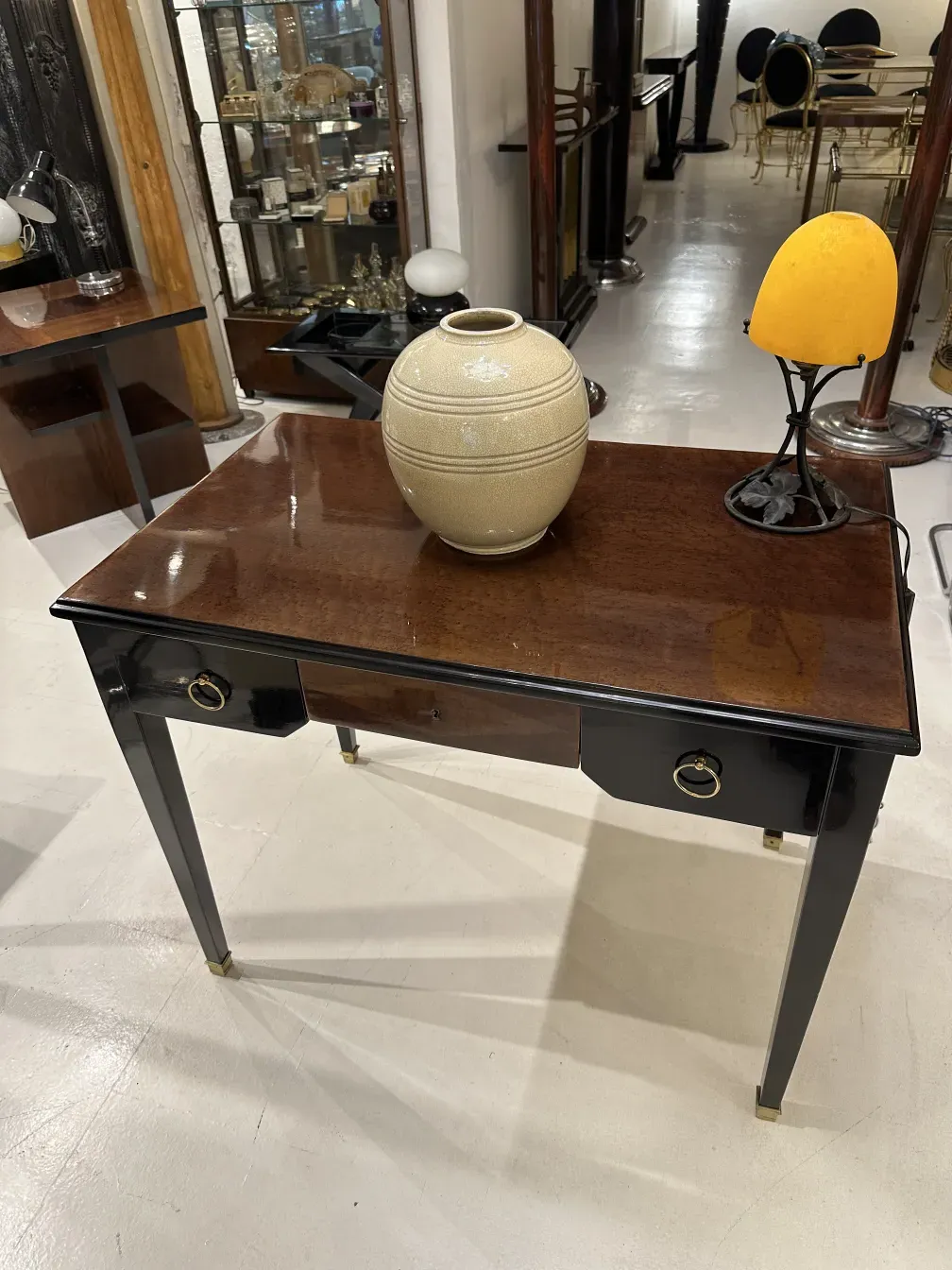 Luminária de mesa antiga com base preta e cúpula amarela