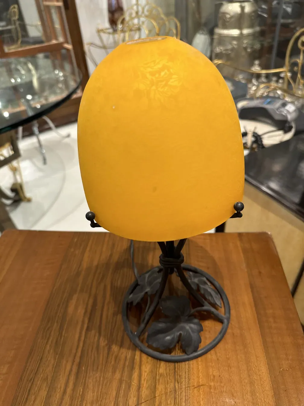 luminaria de mesa antiga com luz amarela suave, ambiente aconchegante