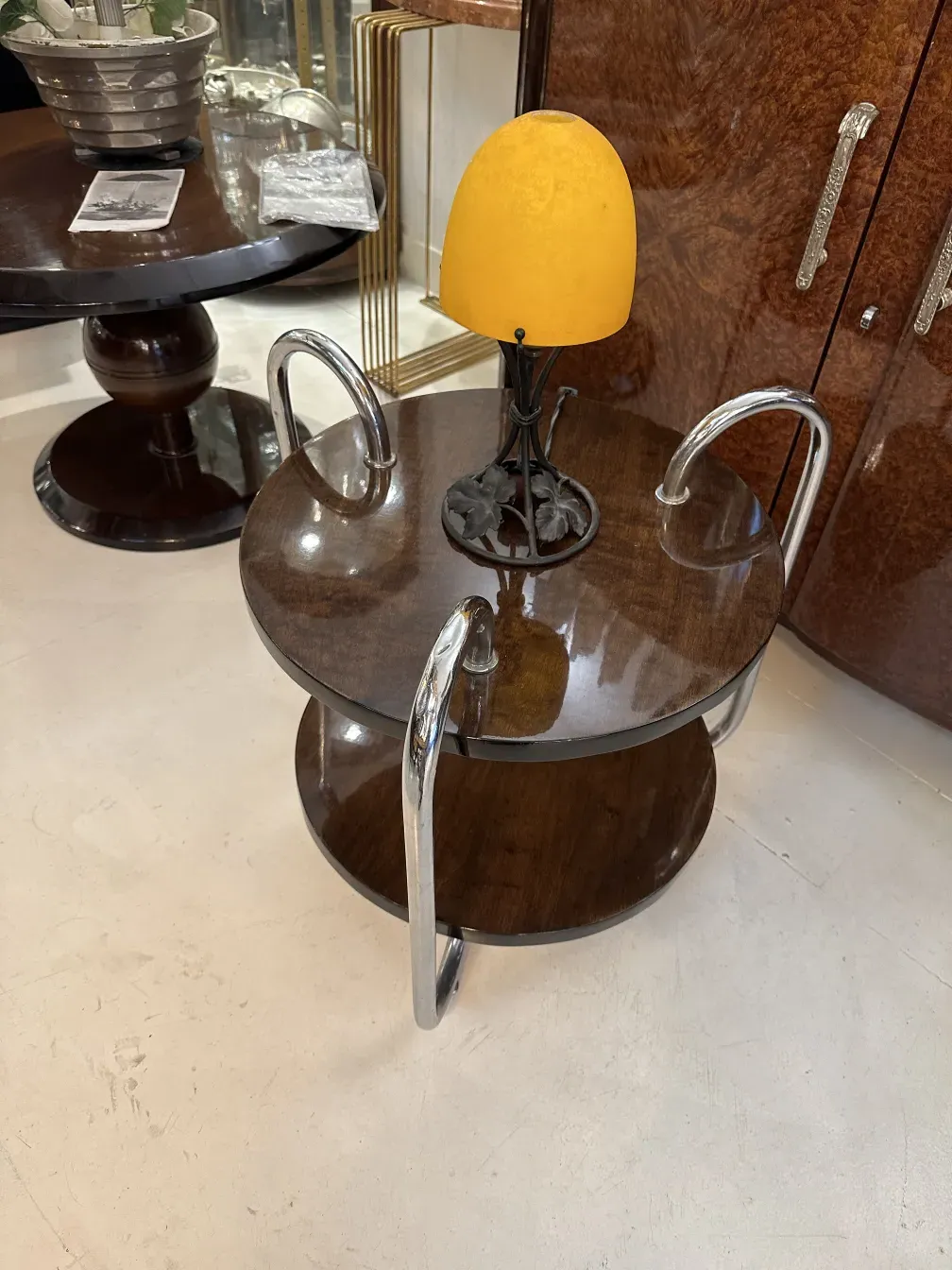 Luminária de mesa antiga com abajur amarelo, em um ambiente elegante.