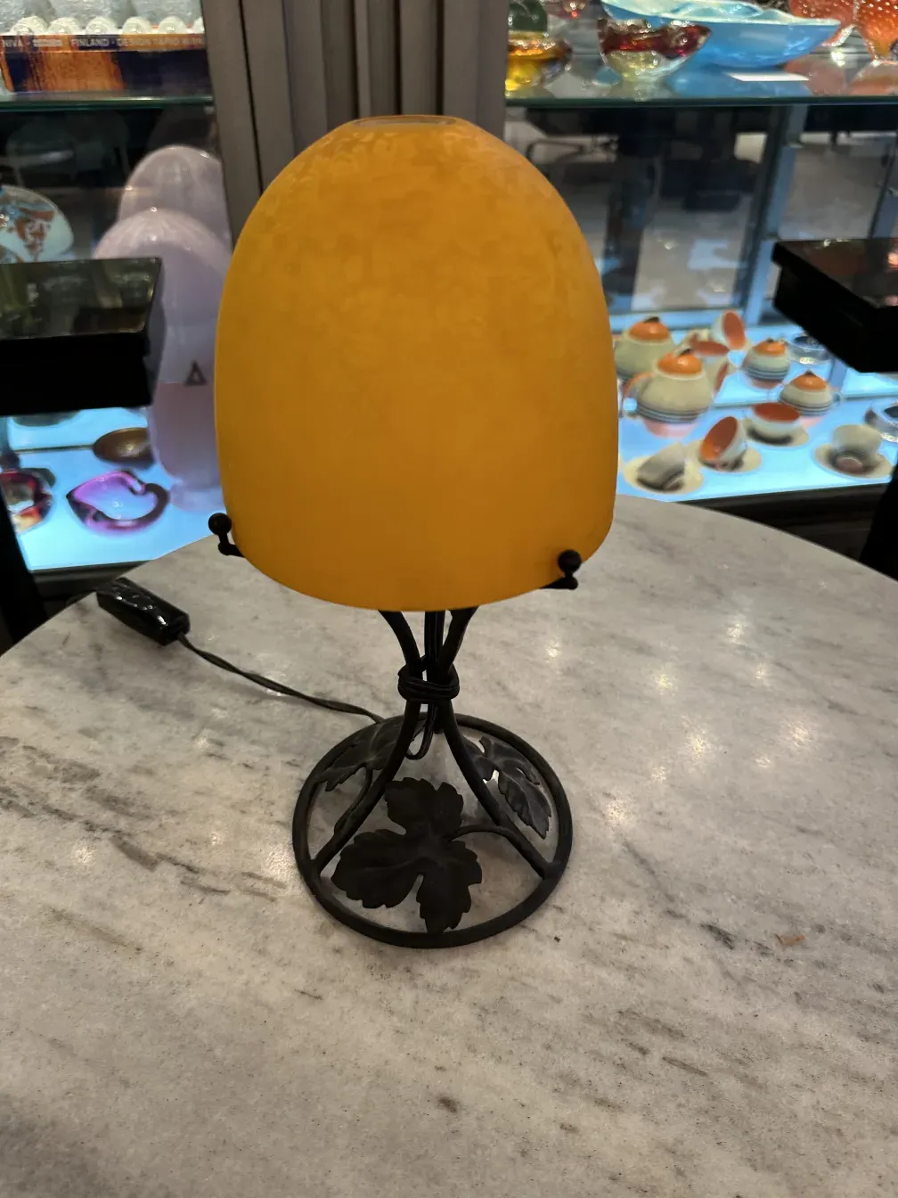 Antiga luminária de mesa amarela em mesa de mármore