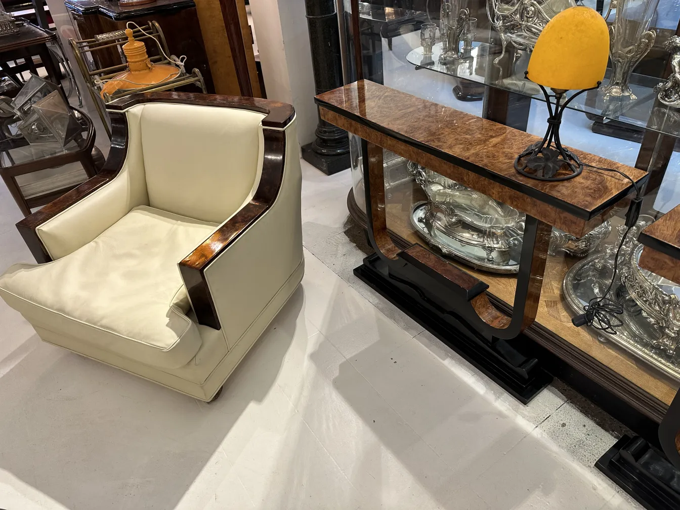 luminária de mesa antiga com base preta e design elegante, ambiente aconchegante, móveis vintage.