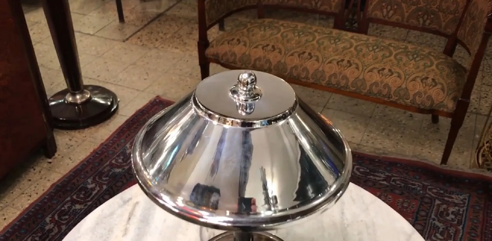 Luminária de mesa antiga e brilhante em um fundo antigo