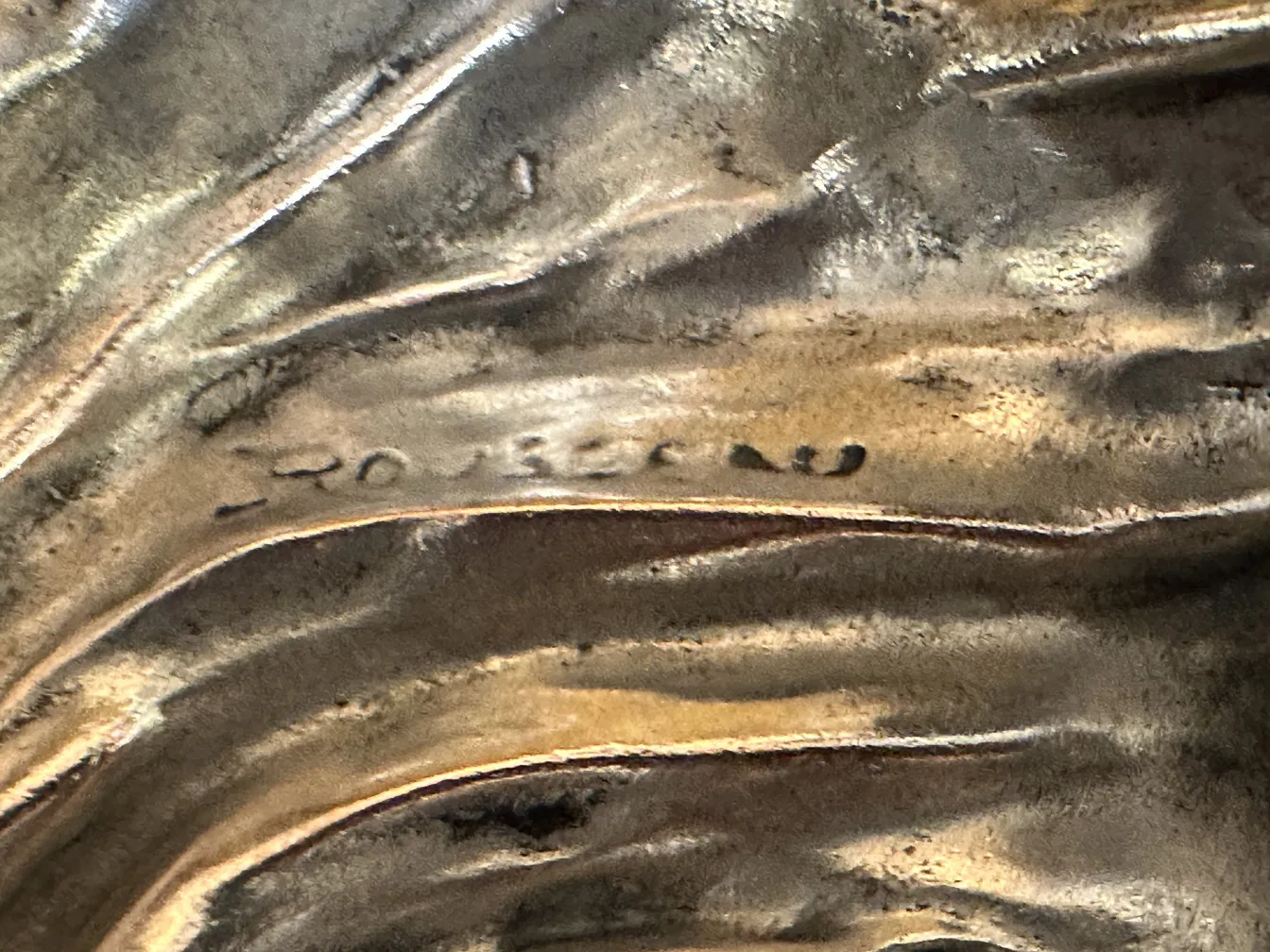 Luminária de mesa antiga com detalhes sutis e textura interessante.