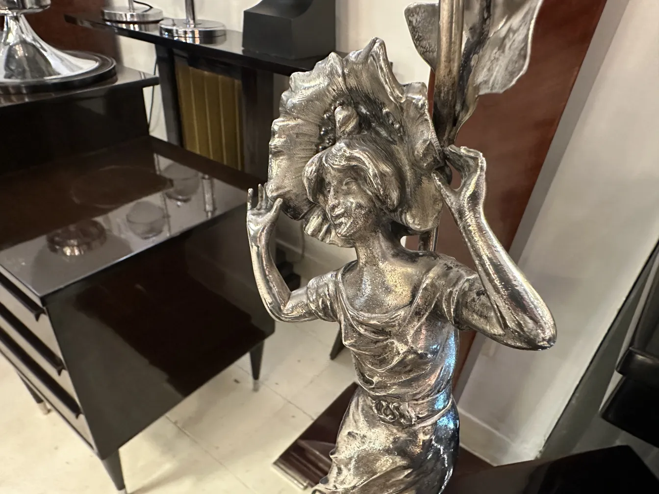 luminária de mesa antiga com figura feminina e detalhe floral