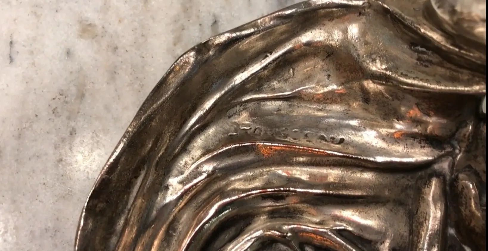 luminária de mesa antiga com detalhes decorativos em um ambiente acolhedor