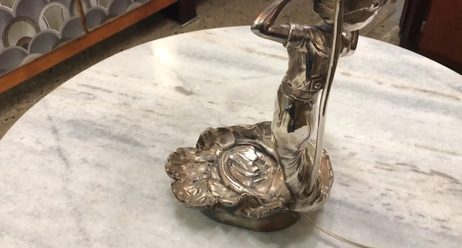 luminária de mesa antiga com figura decorativa e base ornamentada