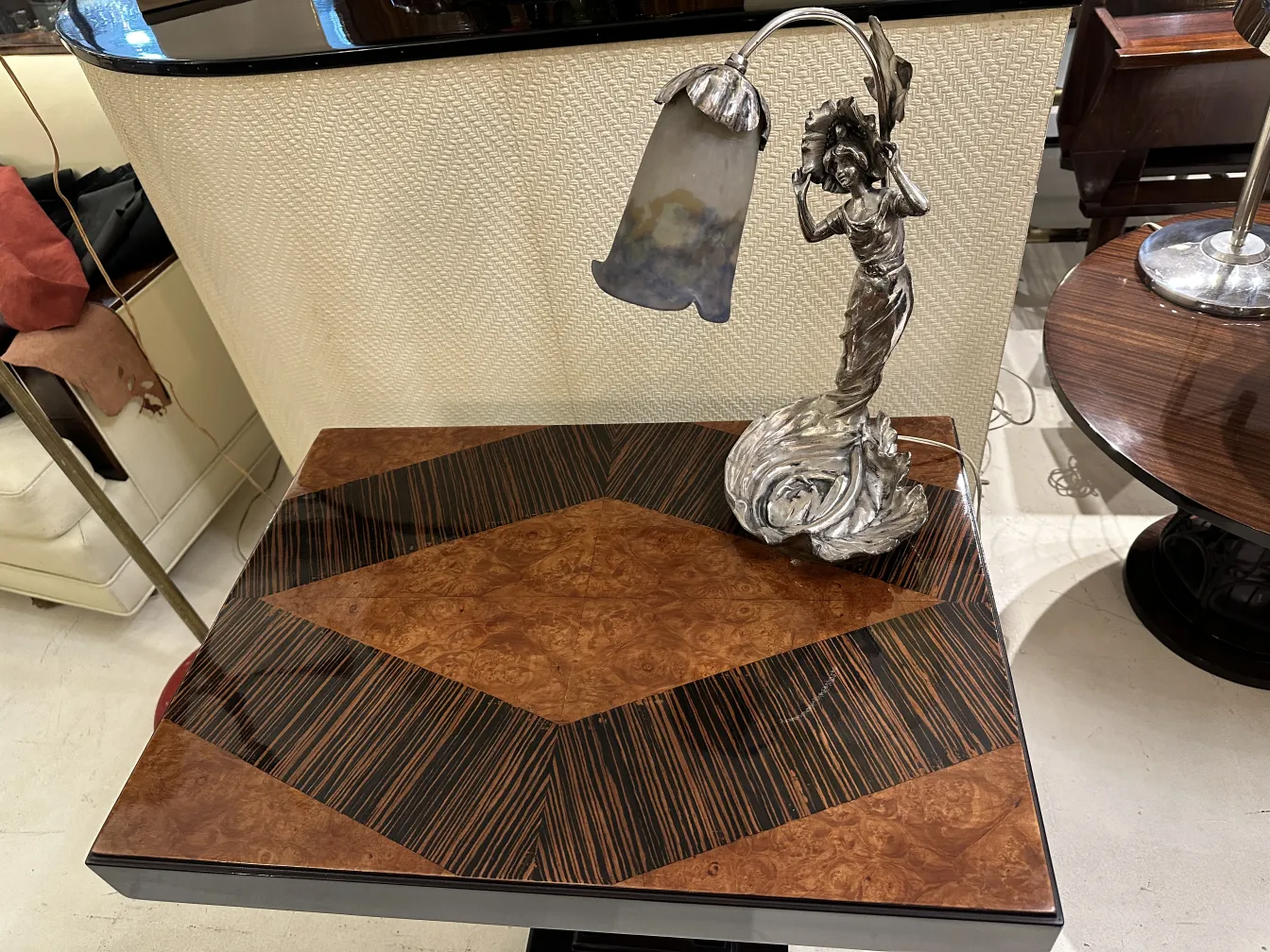 luminária de mesa antiga com figura feminina e cúpula decorativa